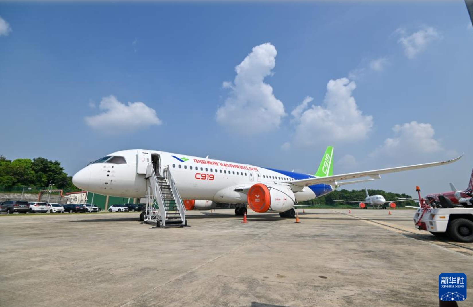 中国国产商用飞机ARJ21和C919亮相马来西亚